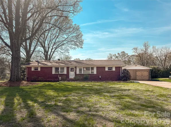 2011 Mountain Creek Rd, Albemarle, NC 28001