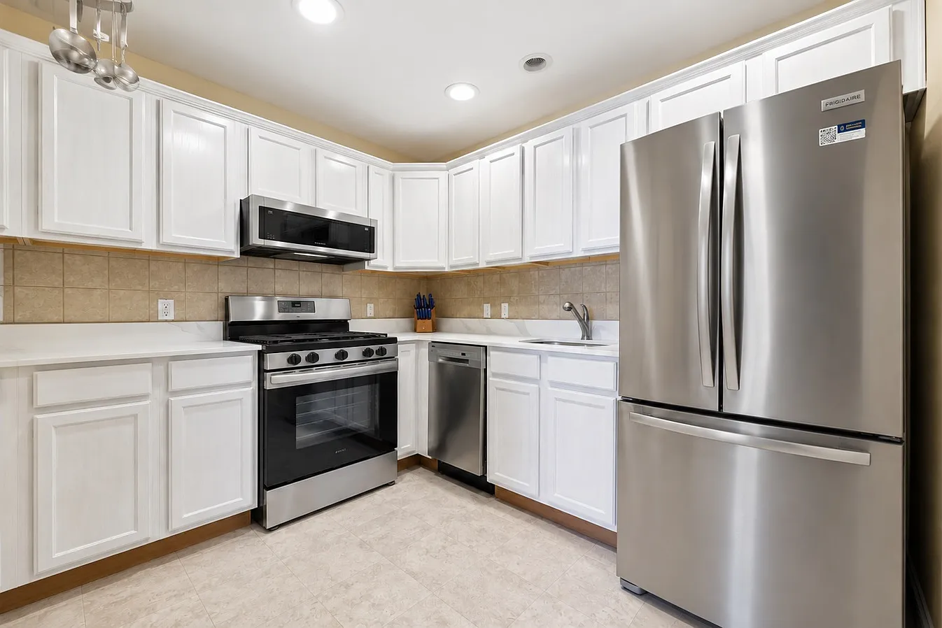3 bed, 1400 sqft, $3,300 — Photo 4