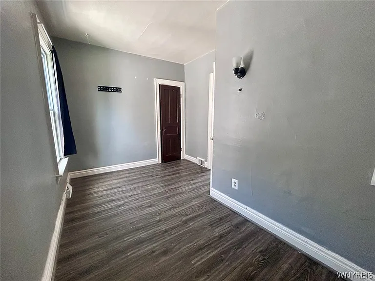 151 Amber St #UPPER — Photo 6