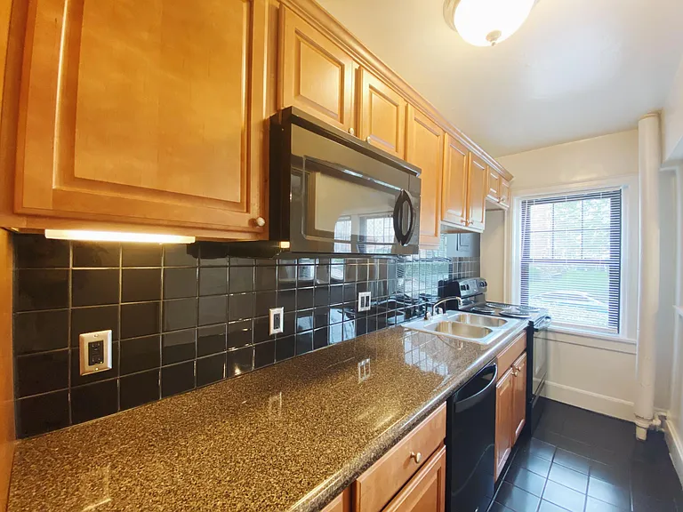 Longfellow Apartments — Photo 7