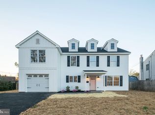 90 New School Ln, Levittown, PA 19054