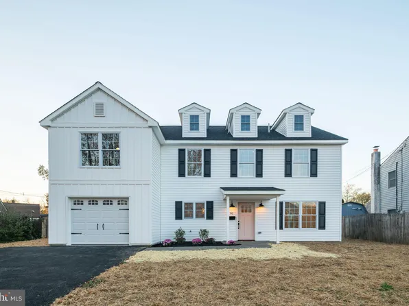 90 New School Ln, Levittown, PA 19054