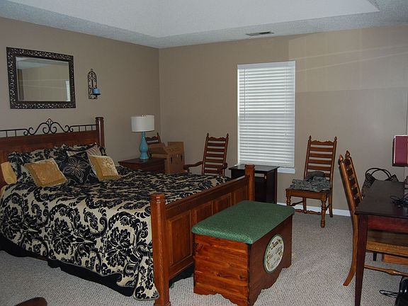 Master Bedroom w/ Walkin Closet