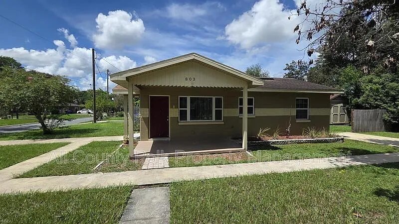 3 bed, 2.0 bath, 896 sqft, $1,695 — Photo 1