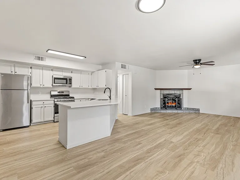 3325 E Lockett Rd — Photo 42