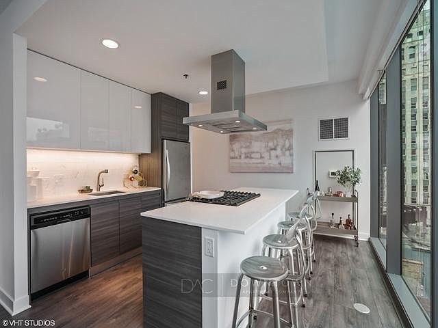 1st image of 333 W Hubbard St #702