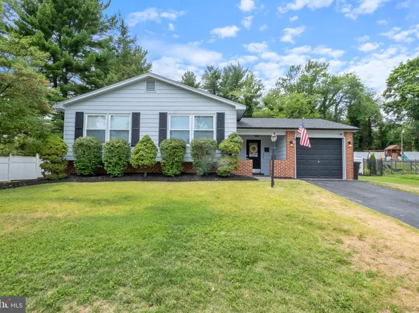 28 Deer Ct, Turnersville, NJ 08012