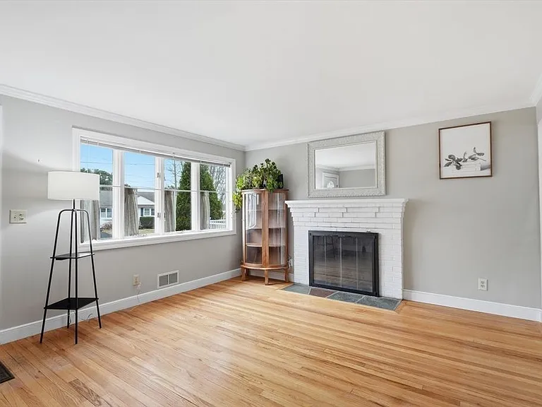 223 Edgewater Dr — Photo 16