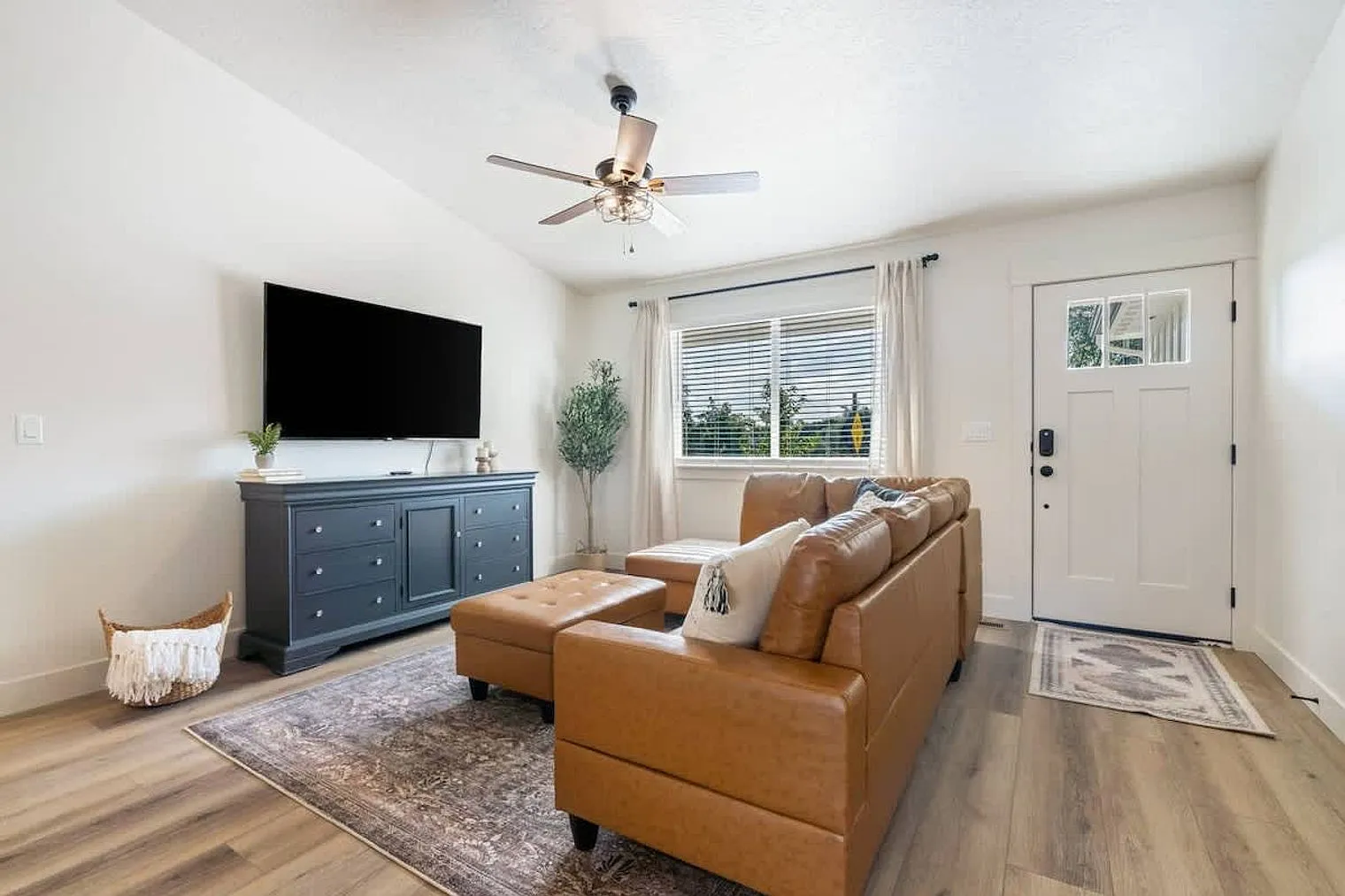 3 bed, 2.0 bath, 1237 sqft, $4,587 — Photo 1