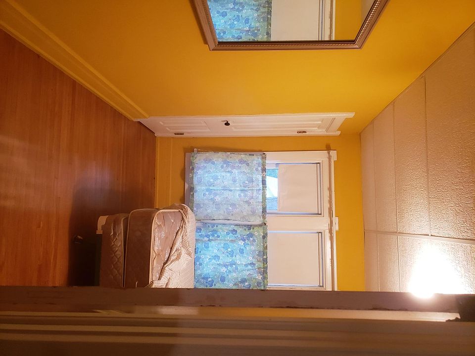 Bedroom w walk in closet