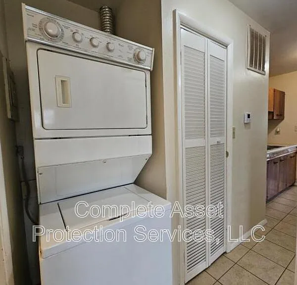 934 N Wood St — Photo 3
