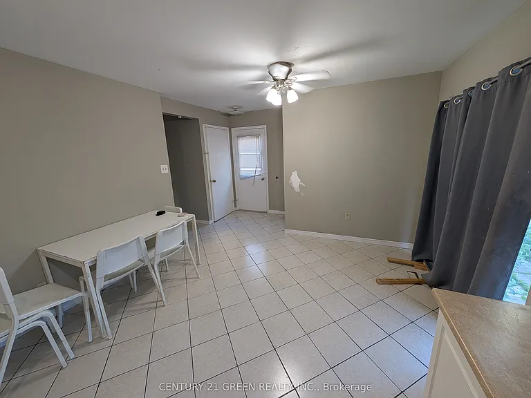 61 Ashley Cres — Photo 17