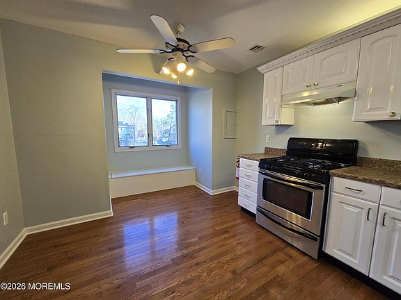 Large eat-in kitchen with plenty of cabinet storage and ceiling fan