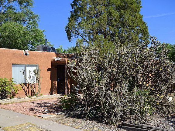 3rd image of 2117 Palomas Dr NE