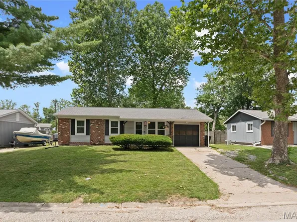 7732 Redbird Ln, Godfrey, IL 62035
