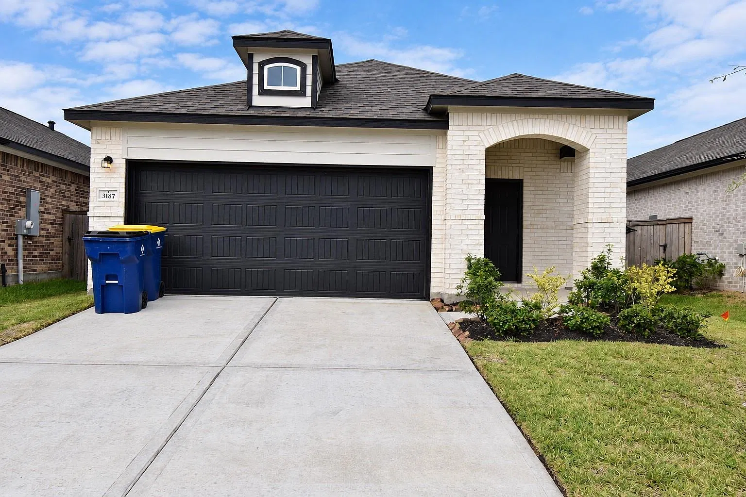 3 bed, 2.5 bath, 1740 sqft, $2,000 — Photo 1