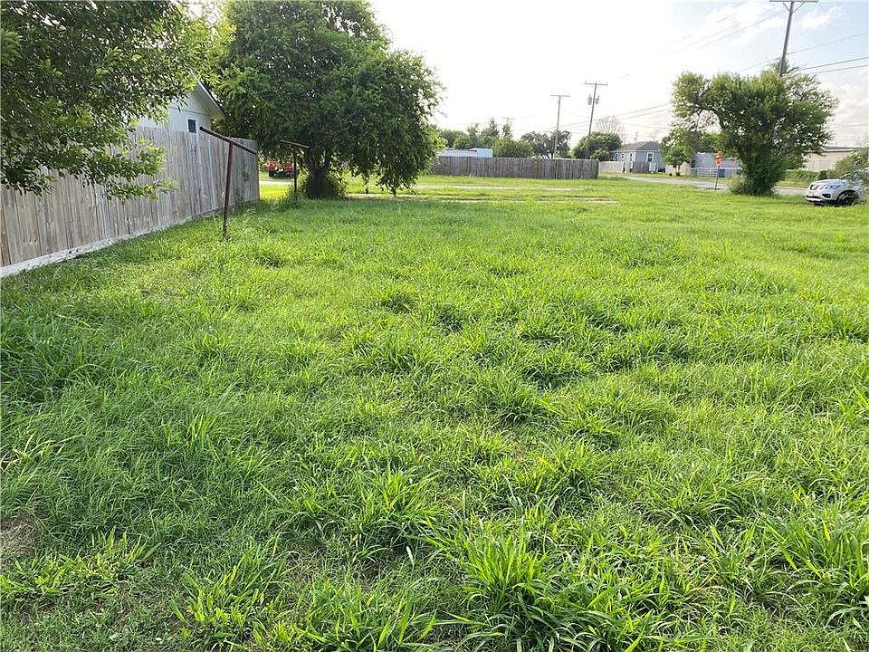 2nd image of 2415 4th St