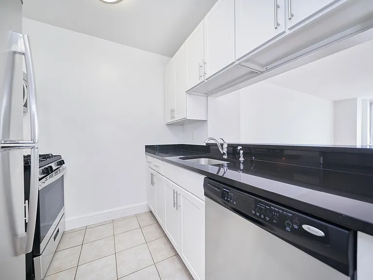 160 Riverside Blvd #16P — Photo 7