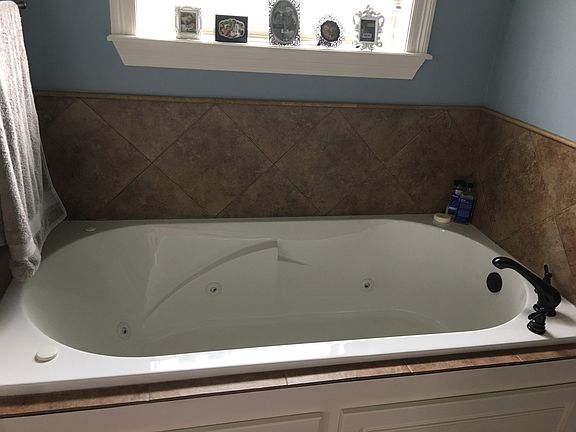 Jetted tub in master suite