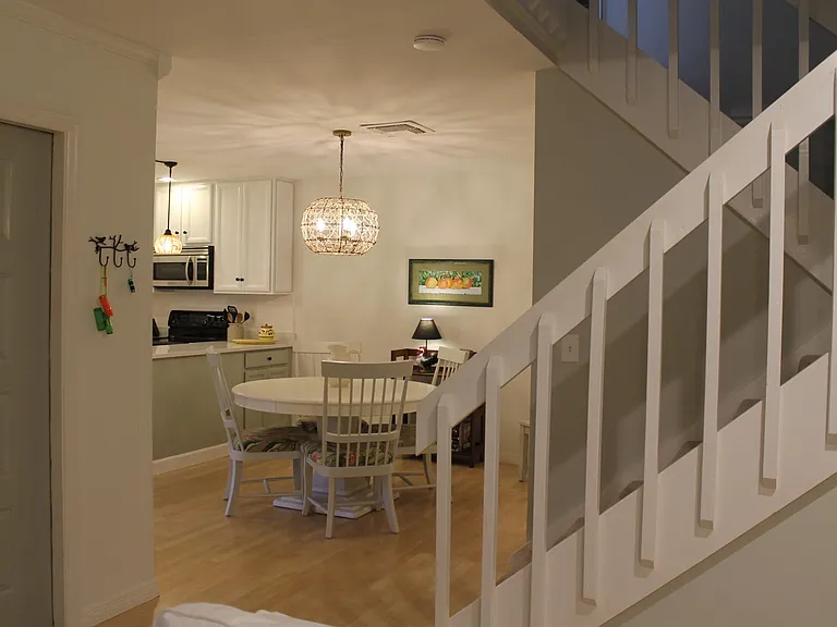 301 SE Castle Ct — Photo 3