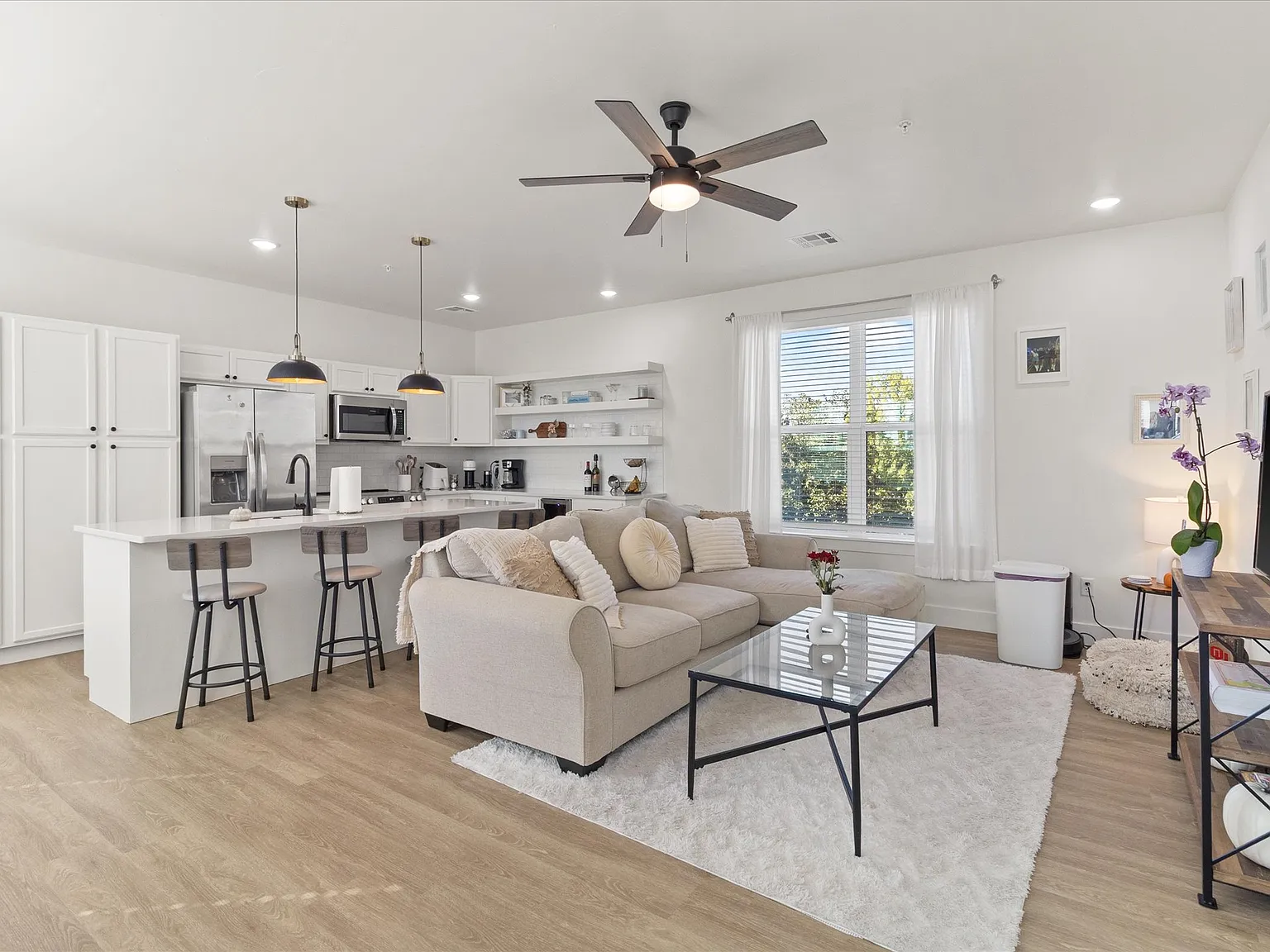 6 bed, 2800 sqft, $8,670 — Photo 2