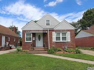 16 Kingston St, Elmont, NY 11003