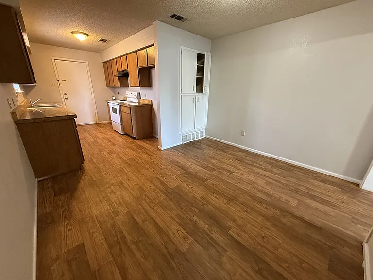 2105 S Loop 289 — Photo 9
