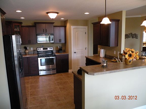 kitchen w/ stainless appl