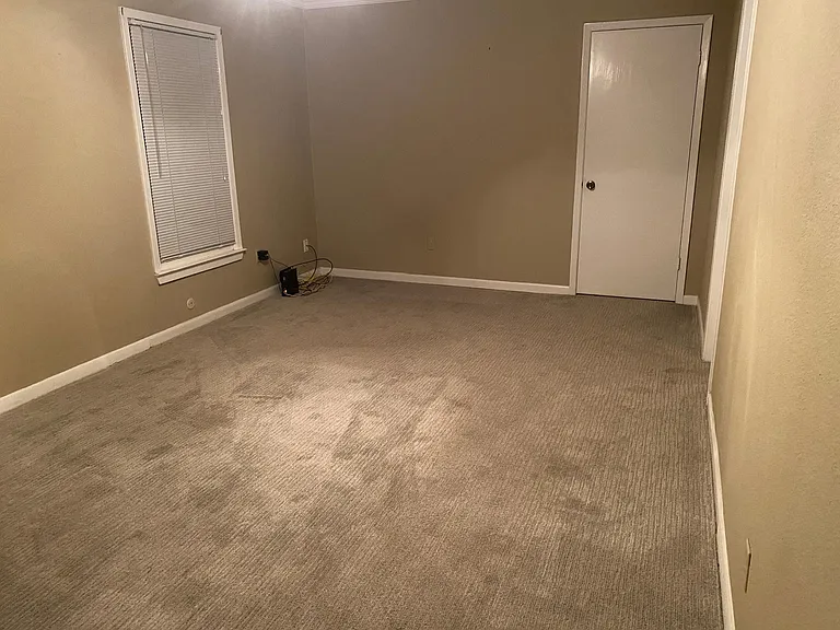 Master Bedroom (20'x11')