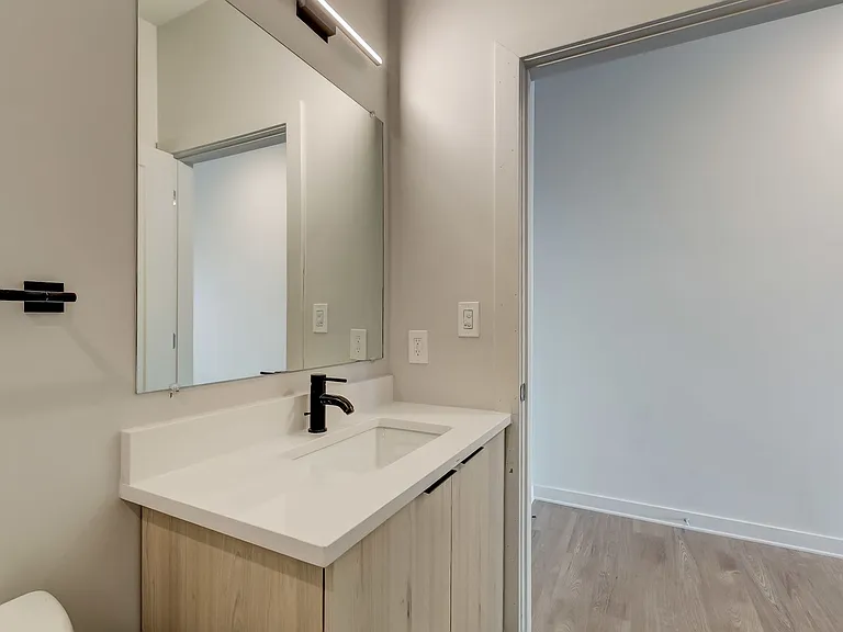 115 W Hamburg — Photo 14