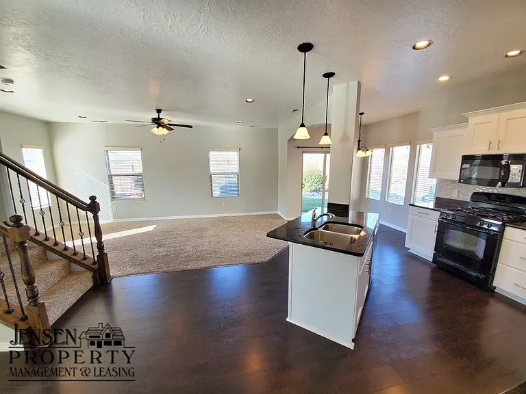 671 N Bluffview Cir — Photo 11