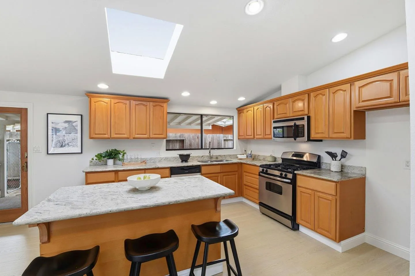 3 bed, 1108 sqft, $5,000 — Photo 3