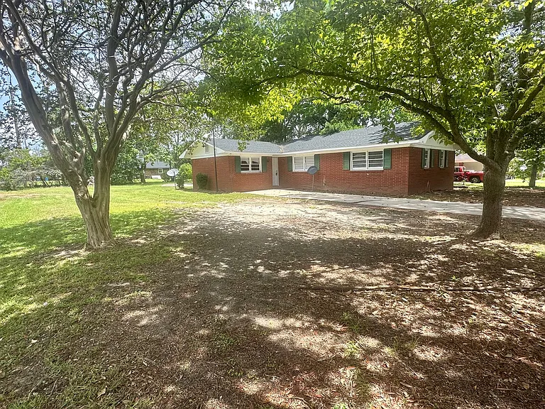 1900 S Maple Dr — Photo 1