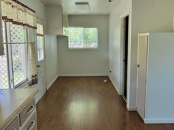 5th image of 306 Donald St