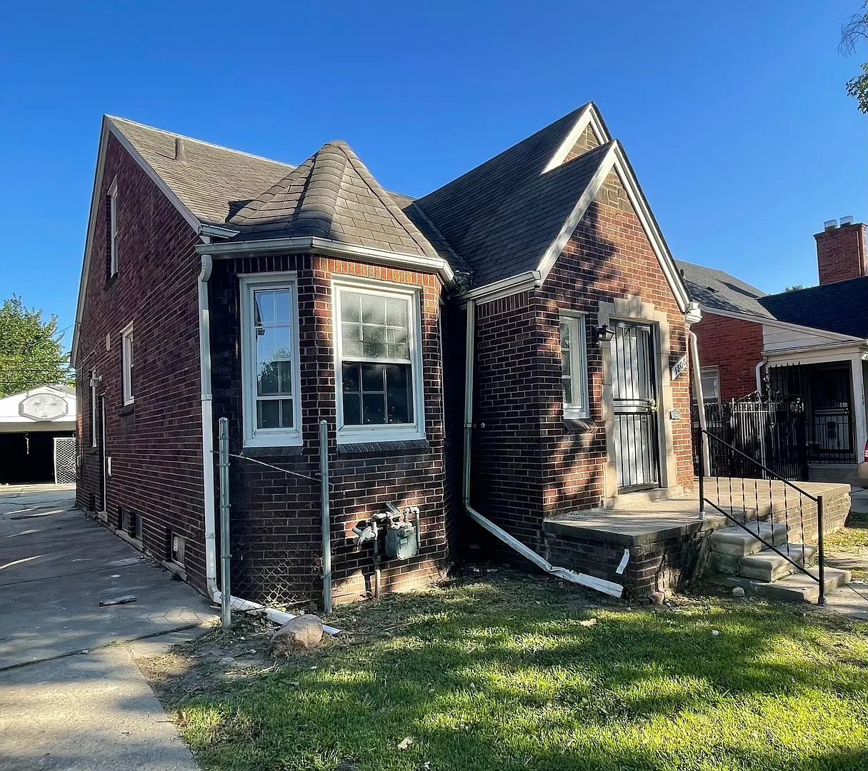 Move-In Ready 3BR Brick Bungalow Detroit Classic New floors, paint etc! You'll love this house!! — Photo 2