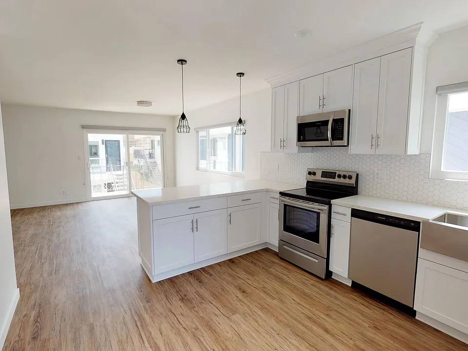 The Dane | Renovated 2 & 3 Bedroom Apartments in Coronado
