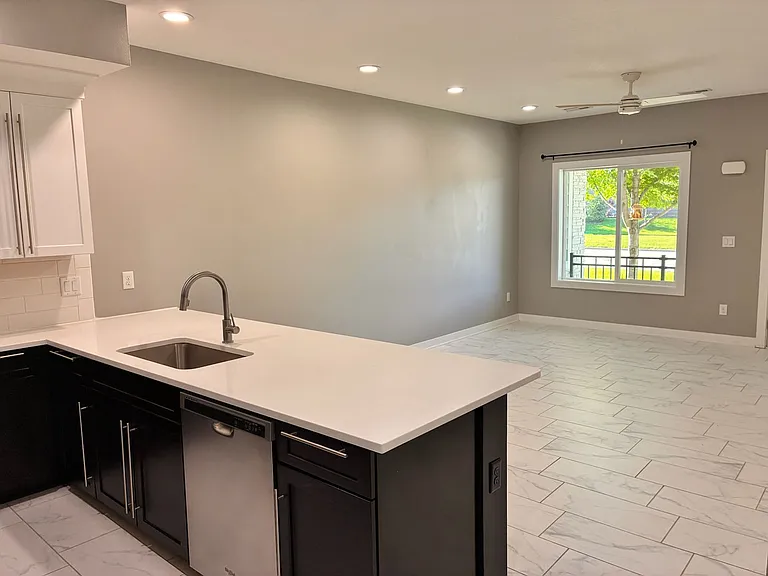 750 SE Westown Pkwy — Photo 6