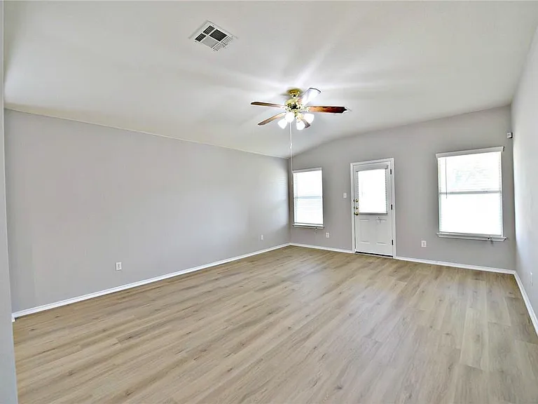 510 Golden Gate Dr — Photo 7