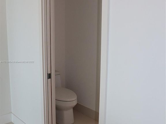 4th image of 650 NE 32nd St E #1203
