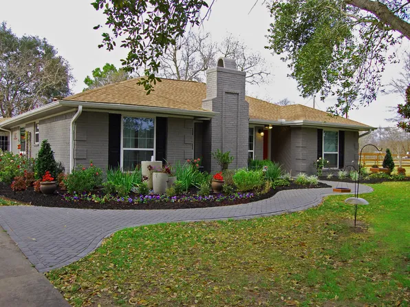 1512 Falling Leaf Dr, Friendswood, TX 77546