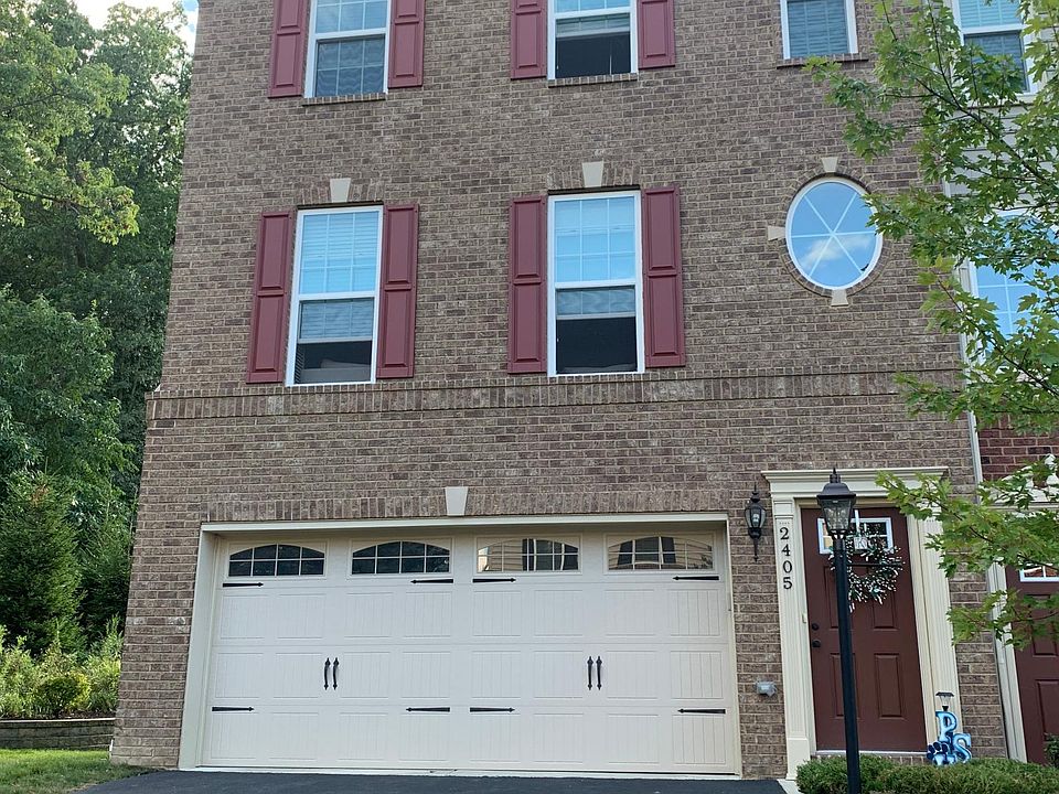 End unit, side yard with wooded hillside