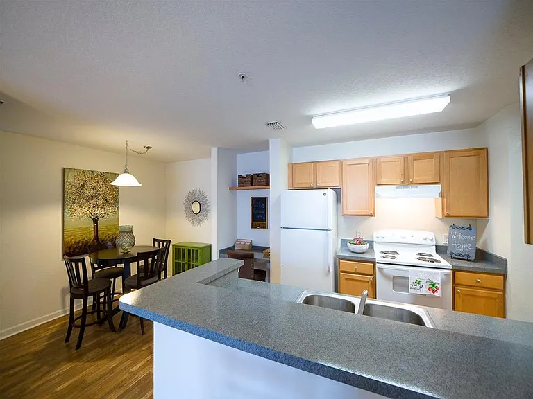 Camri Green Apartments — Photo 16