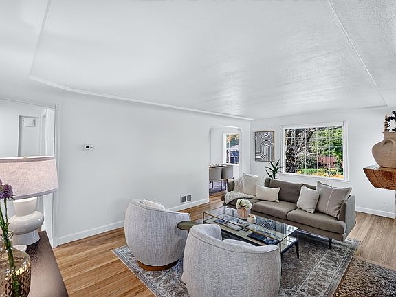 5th image of 2821 W Longfellow Ave