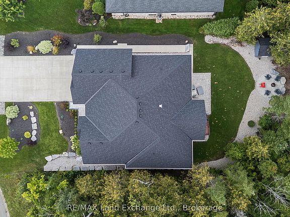 5th image of 9 Lakeside Woods Cres