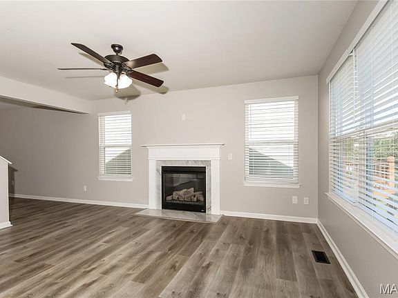3rd image of 114 Shire Dr