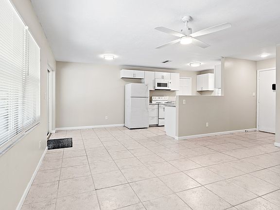 4th image of 2611 Arlington St