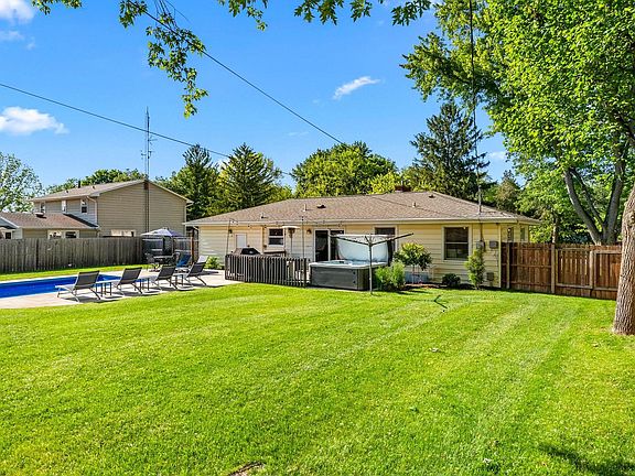 5th image of 203 Damron Dr
