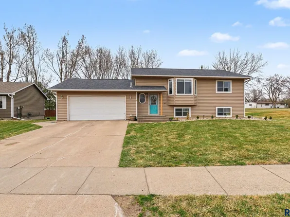 1130 Sunset Dr, Beresford, SD 57004