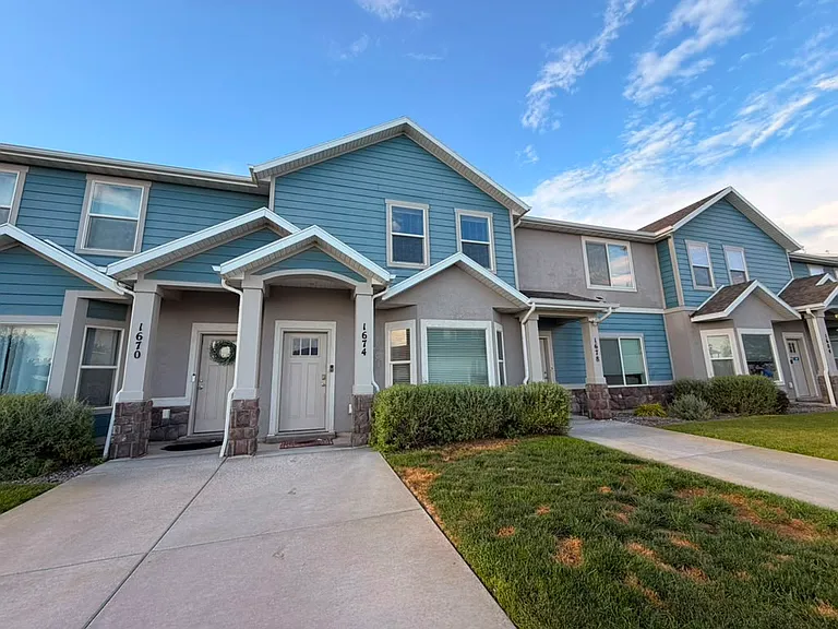 1674 E Talon Way — Photo 1