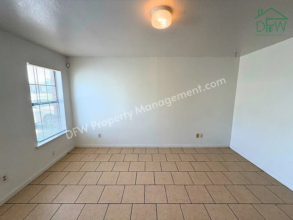 2 bed, 1.5 bath, 887 sqft, $1,295 — Photo 3
